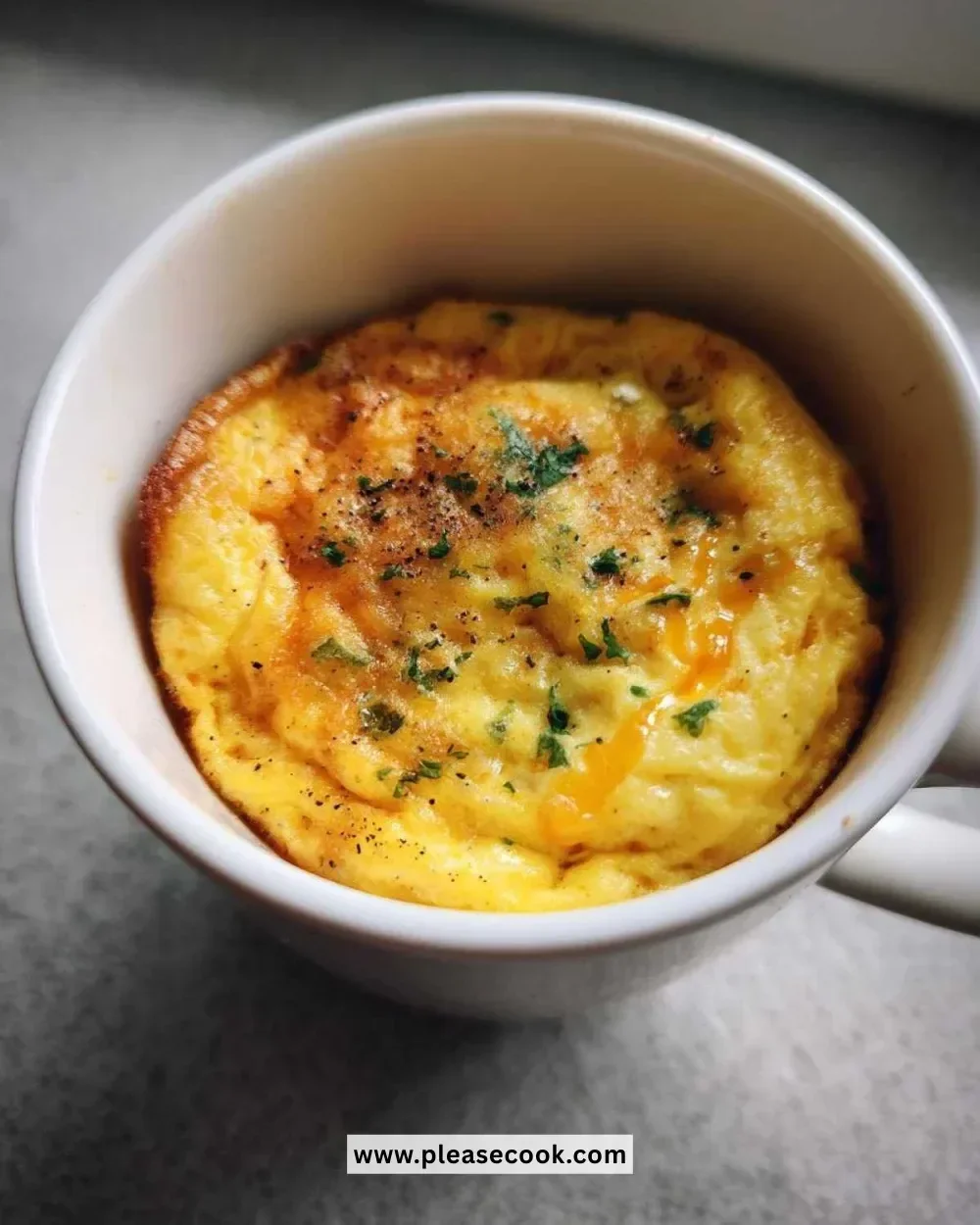 Delicious 5-minute omelet with fresh vegetables and herbs