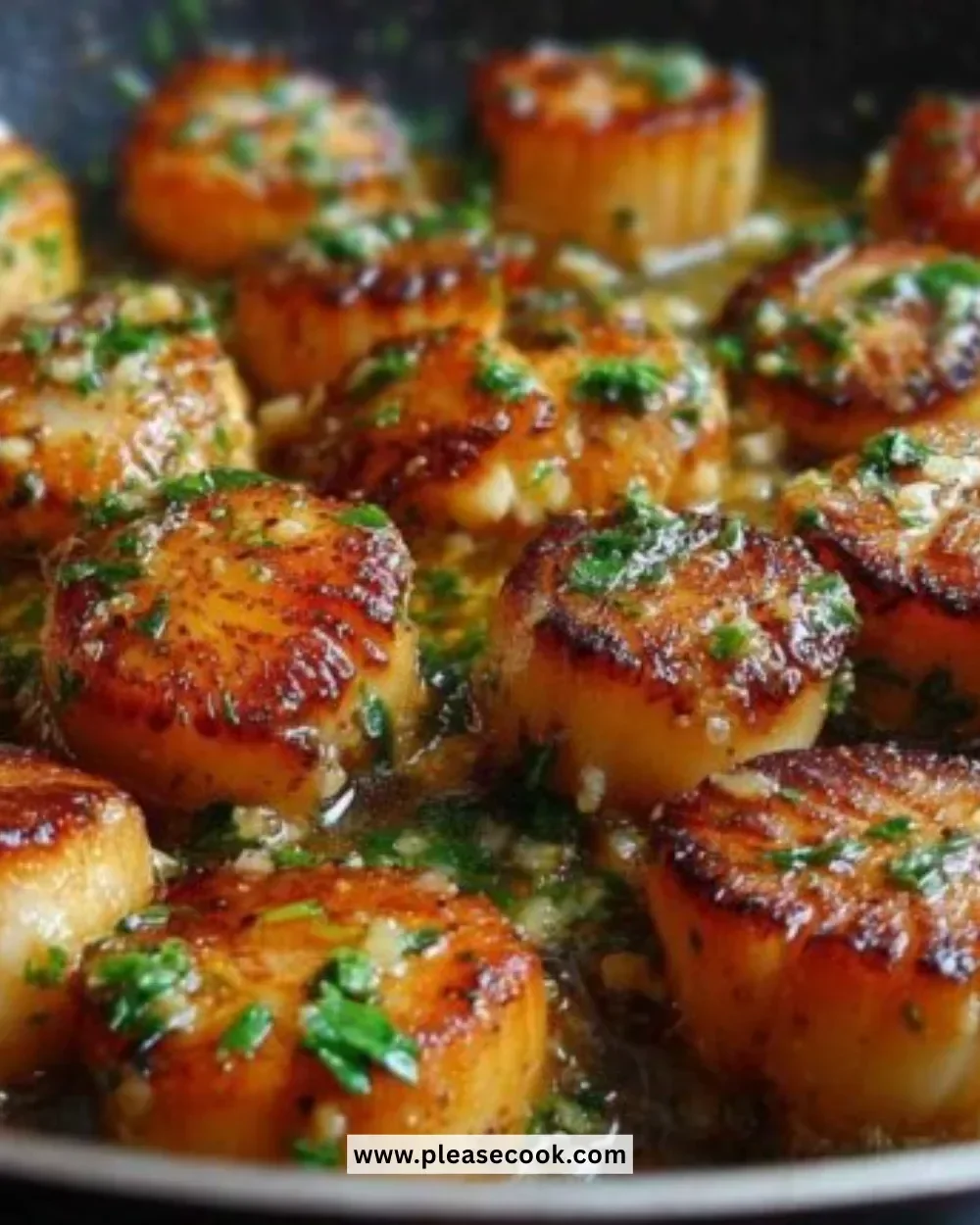 Delicious garlic lemon scallops served with a fresh garnish