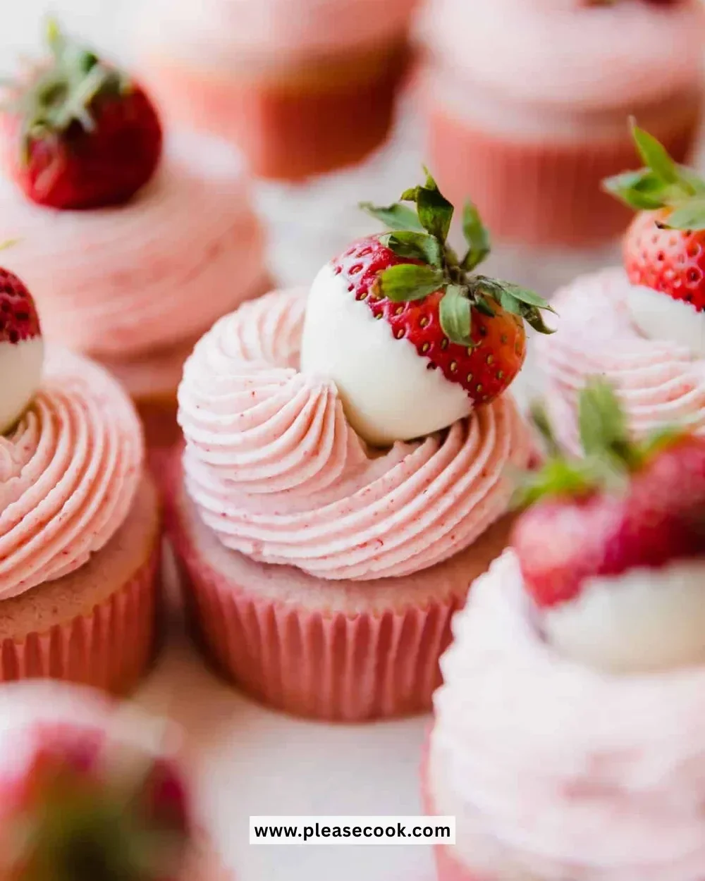 Delicious white chocolate strawberry cupcakes topped with fresh strawberries