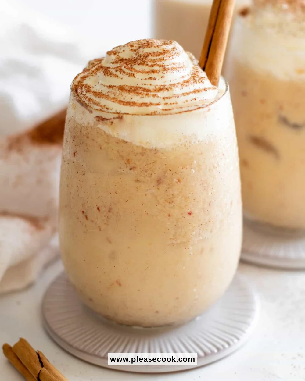 Delicious apple pie smoothie topped with cinnamon and apple slices