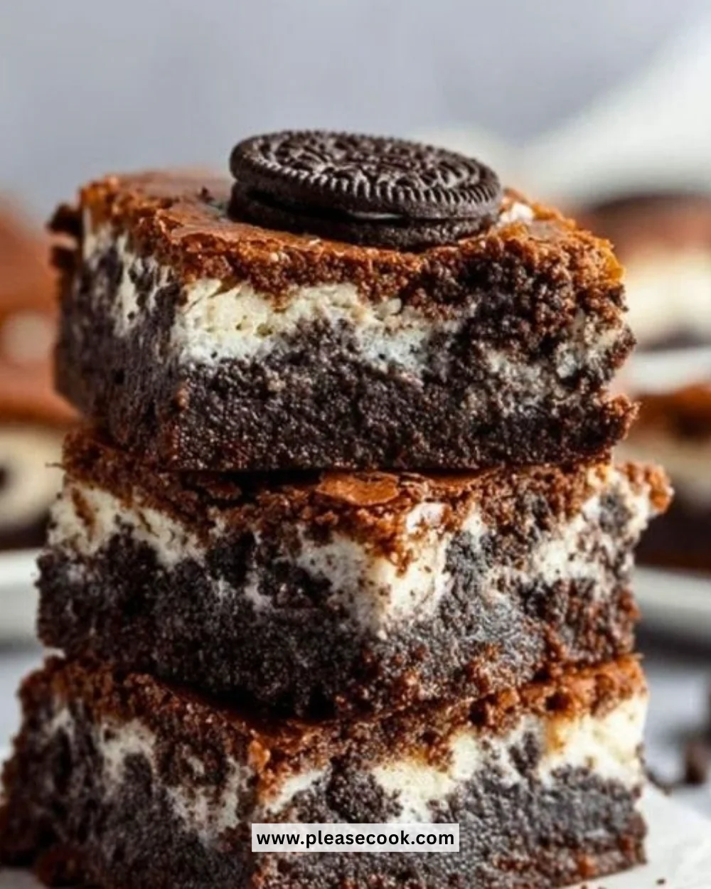 Delicious Cookies and Cream Brownies topped with creamy frosting and cookies