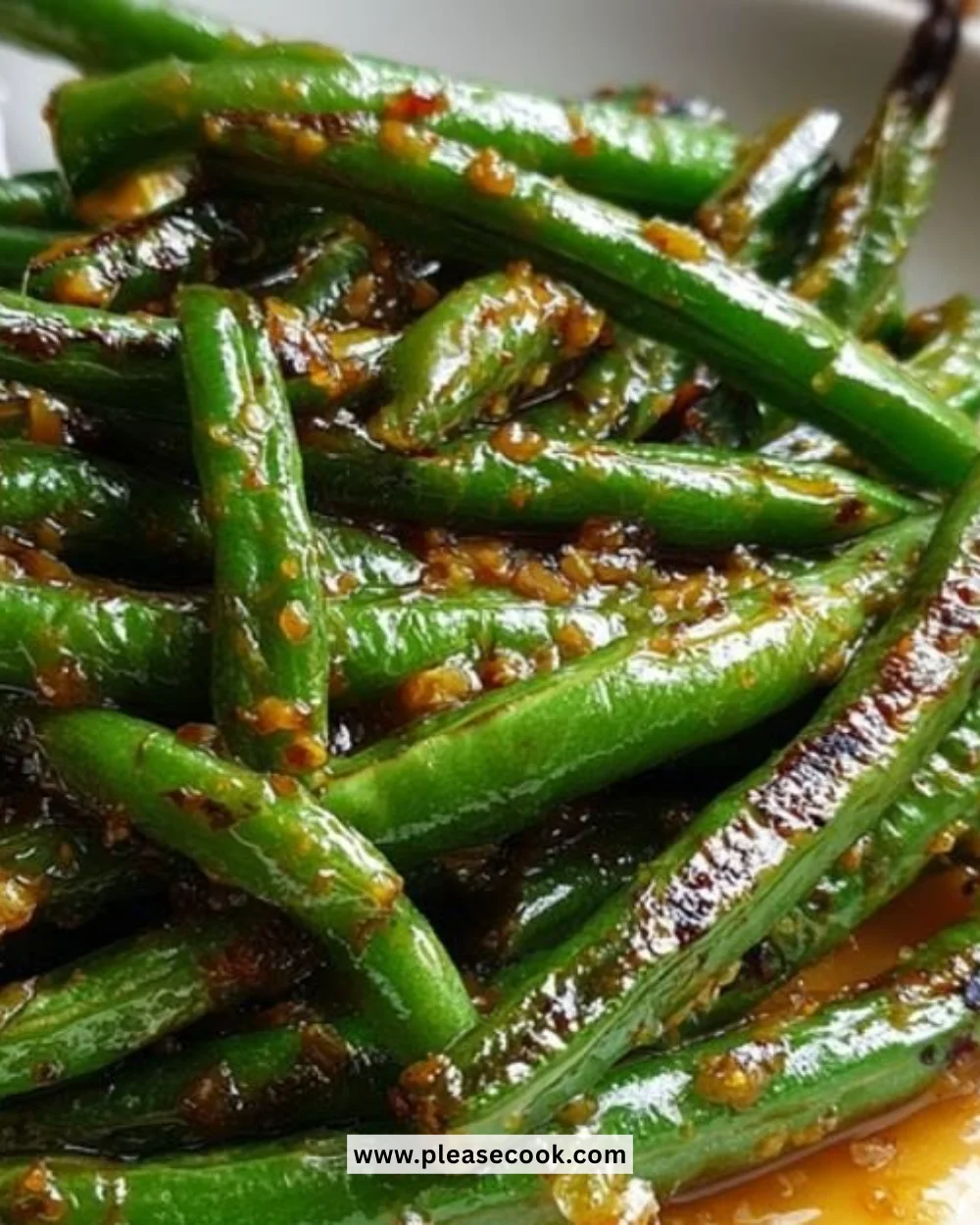 Delicious Garlic Green Beans sautéed with garlic and spices