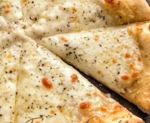 Delicious white garlic pizza sauce served with fresh pizza